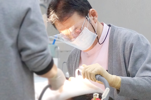 歯の治療の様子1